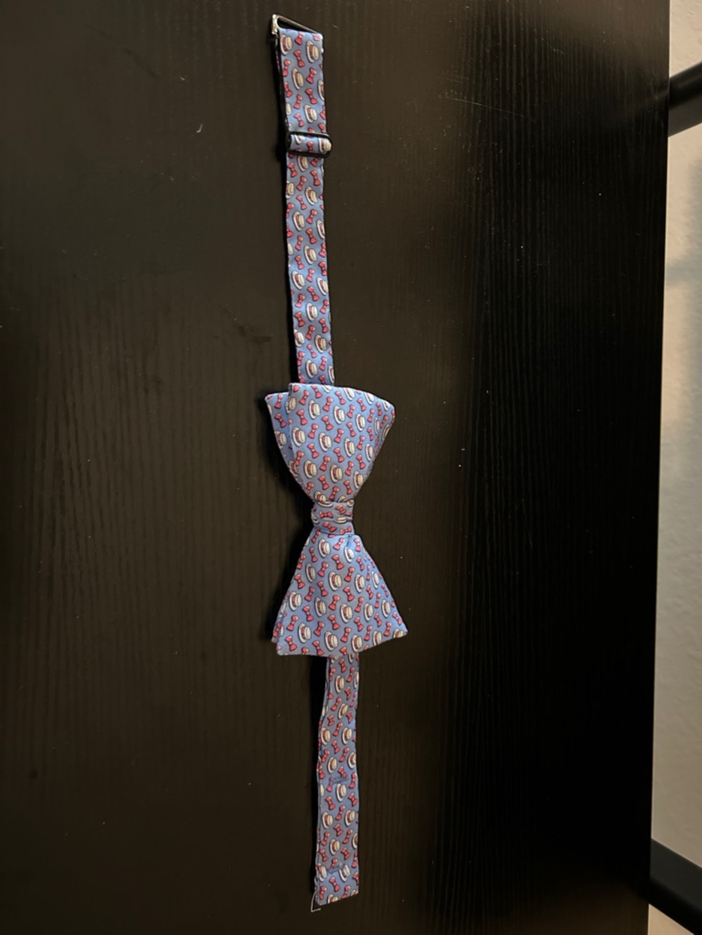 Vinears vines for the 144th Kentucky Derby bowtie. Size 13 3/4 to 15 3/4.